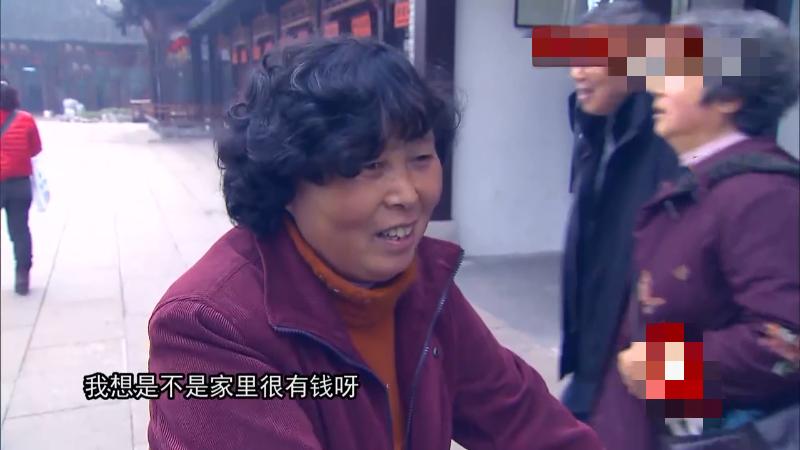 高165漂亮妻子嫁大10岁60厘米老公，被骂图钱，她：不在乎