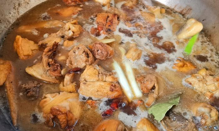 炖鸡时先焯水还是直接炖都不对,炖鸡千万不要焯水教你正确做法