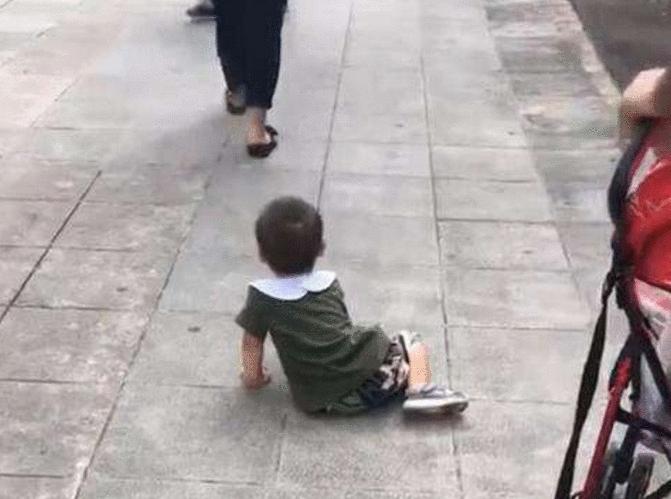 小孩趴地耍赖解决方法,孩子躺在地上不起来怎么办