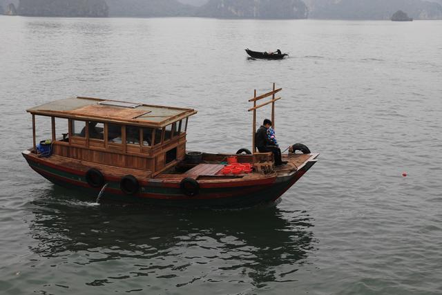 这里虽然风景如画人们生活的却很凄惨没日没夜的追着大船讨生活