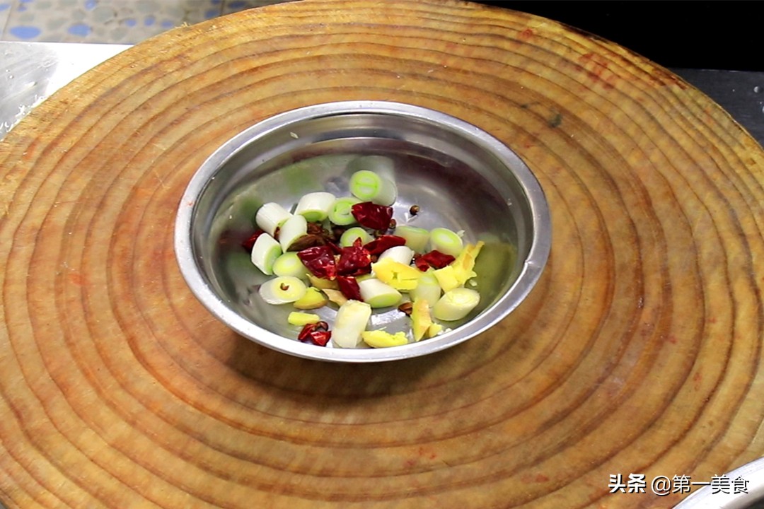 煎鱼不能翻太快,油锅煎鱼的正确方法