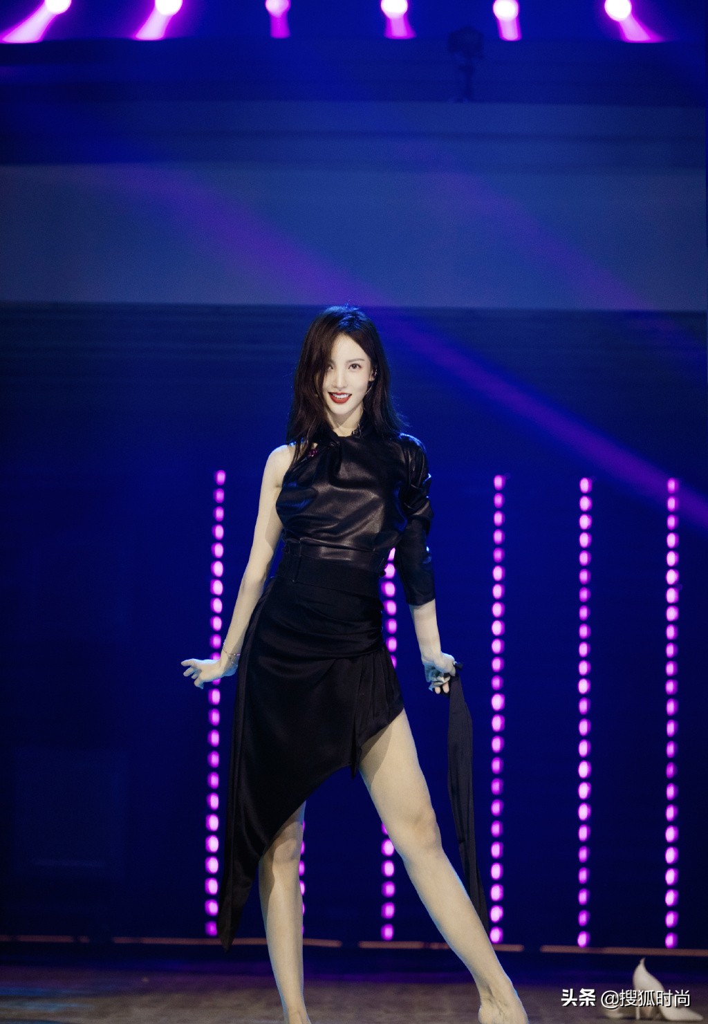 金晨红色吊带裙跳舞,金晨黑裙露背跳舞