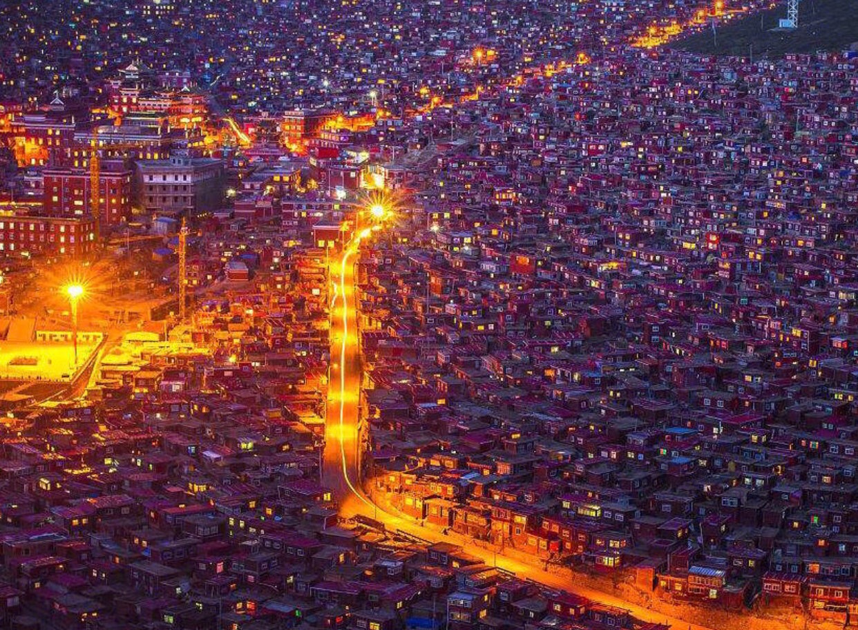 色达惊艳世界的佛国圣境,一身红衣隔红尘