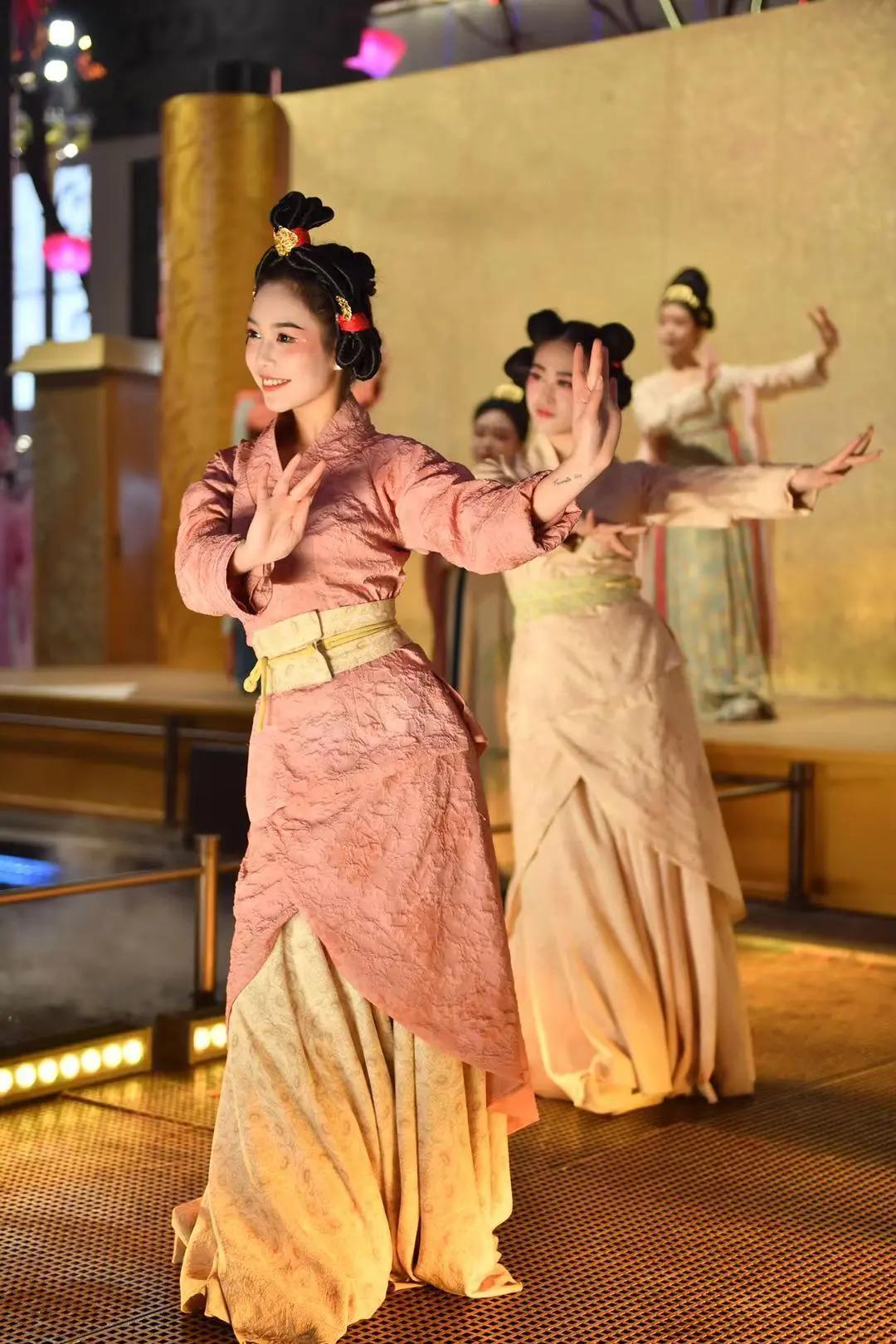 十大名画欣赏唐宫仕女图,展现仕女劳作的唐代名画