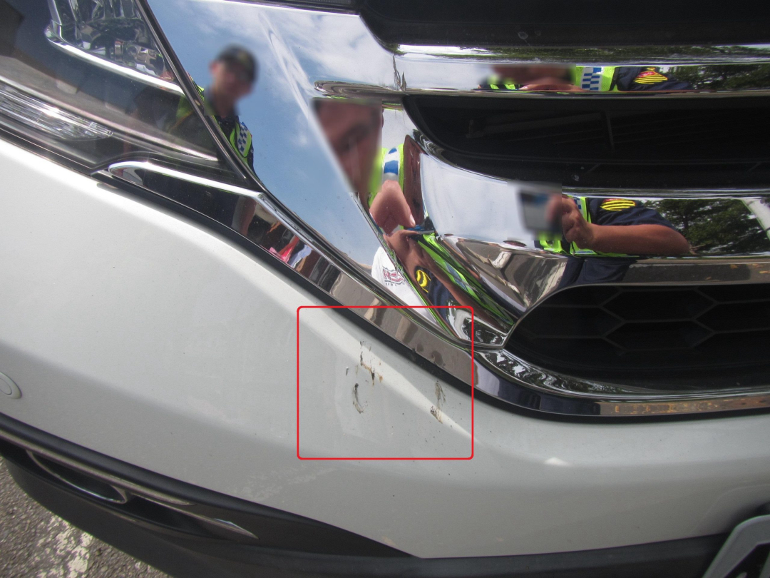 车停路边别人撞了先报什么,车停小区被撞先报警还是先找物业