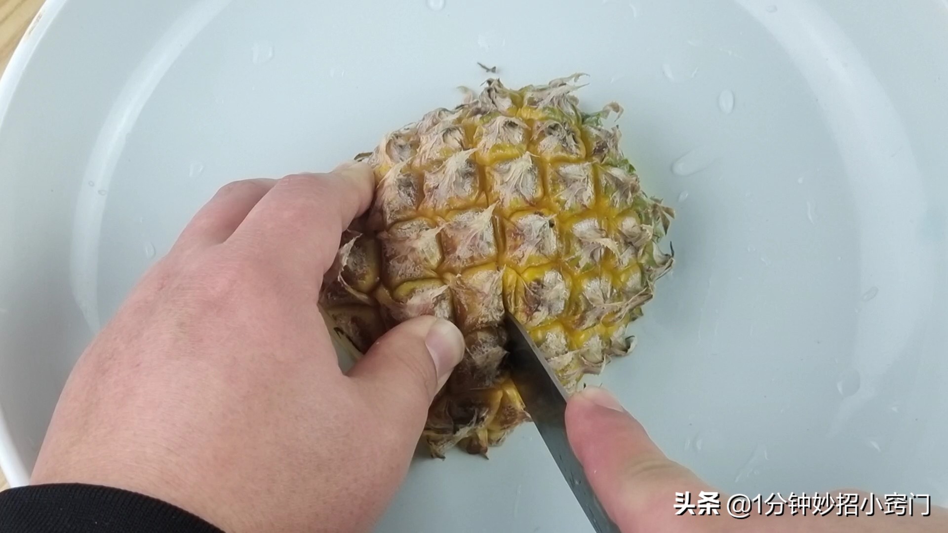 菠萝该怎么切不脏手,切菠萝不削皮的小窍门