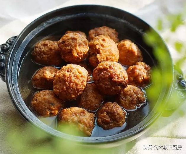 淮扬菜系的特色菜红烧狮子头,红烧狮子头荸荠淮扬菜