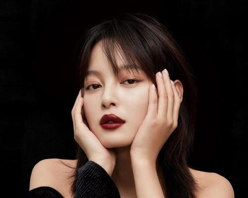 辛芷蕾香水文案大翻车,发文道歉复习语文,其实还得学学品牌文案