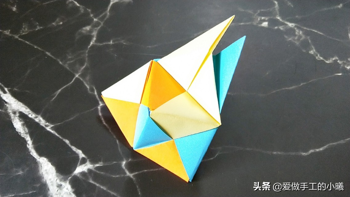 好玩的折纸旋转陀螺有一点点复杂,不用胶水就可以折的陀螺