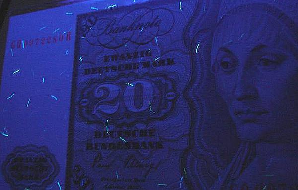 钞票各国都是如何做到防盗的,钞票上的防伪措施原理