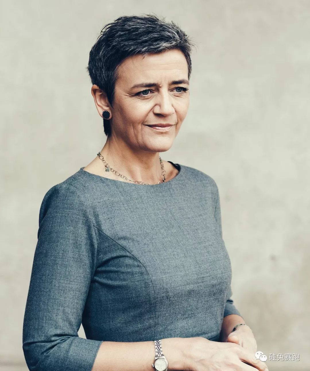 美国女警给高官开罚单,美国女警罚单