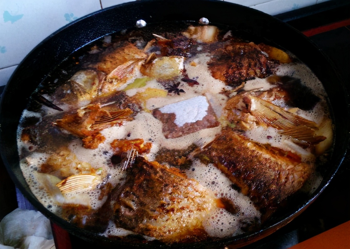 炖鱼放哪些调料去腥好吃,炖鱼没放醋怎么去腥