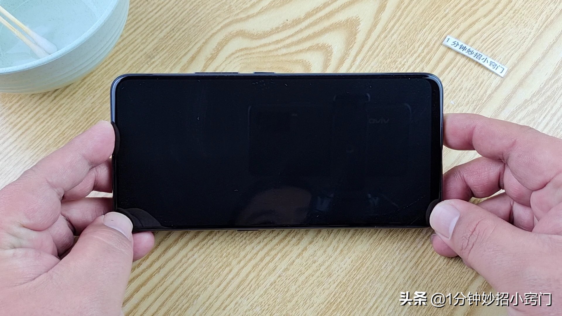 手机屏幕用什么擦后不会有手印,手机屏幕脏了怎么清洁不留指纹