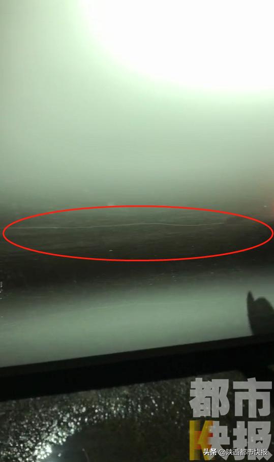 环卫工误刮宝马车两次上门赔钱,保洁工工作时被车撞伤由谁承担