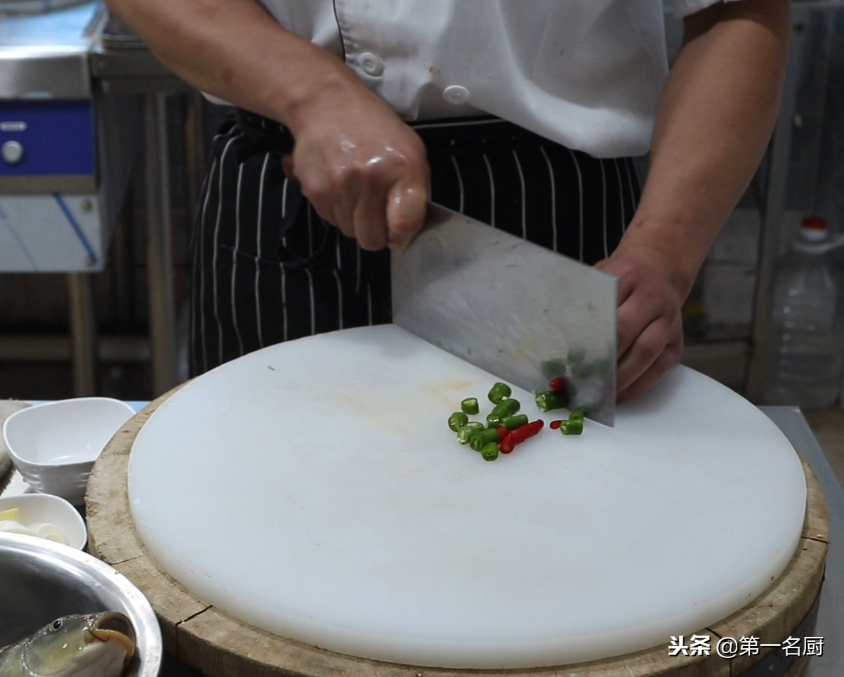 大厨分享煎焖鲤鱼家常做法,不腥不腻,肉质鲜嫩,学会在家轻松做