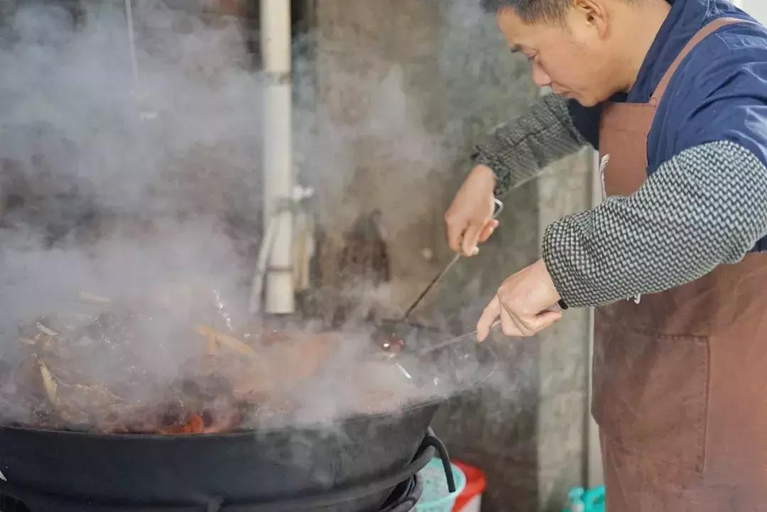 柴火灶铸铁大锅,大铁锅炖羊肉面