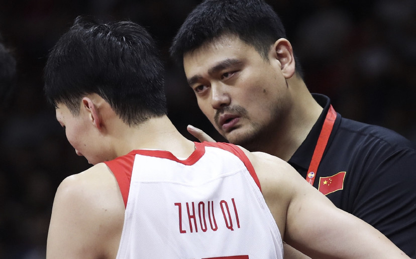 骂得越狠，挣得越多？国足男篮菜鸡互啄，遭新华社痛批，不忍直视