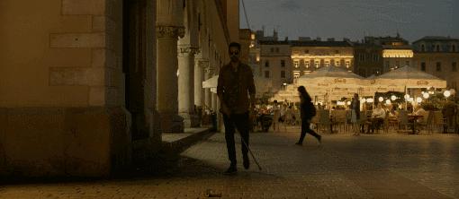 装瞎误闯凶案现场，憋尿看完怒打五星