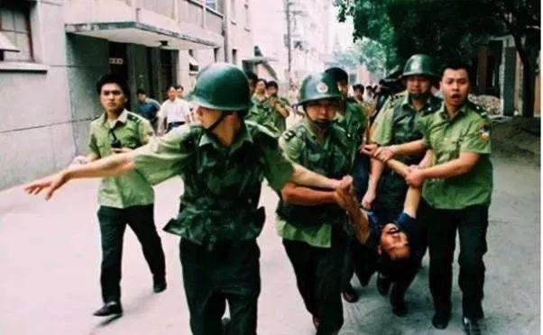 劳荣枝890分钟庭审细节：看到被肢解照片撇头尖叫