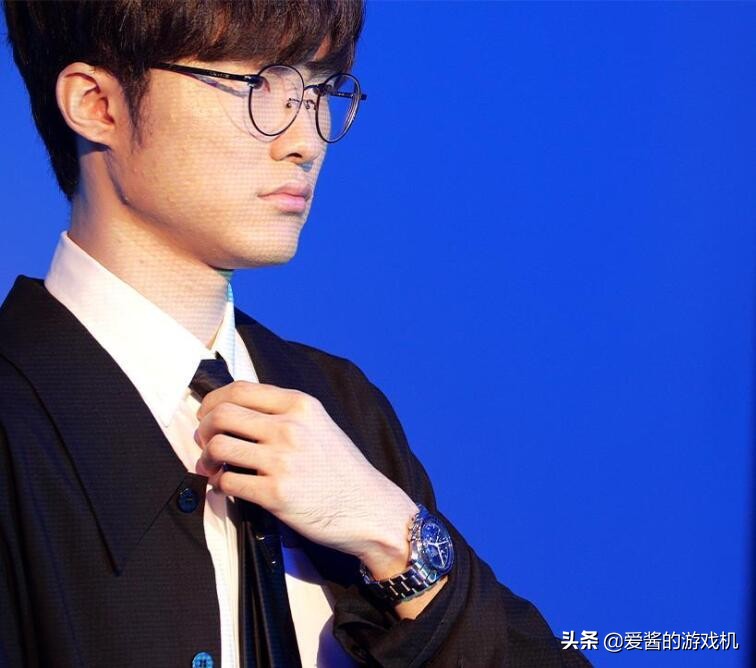 爱酱电竞时分:Faker穿西装像哈利波特?小花生比赛失利深夜发文
