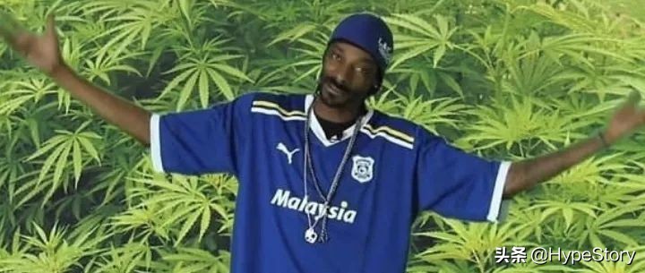 他是西海岸教父级的说唱歌手，也是足球圈最拽的球衣狂魔
