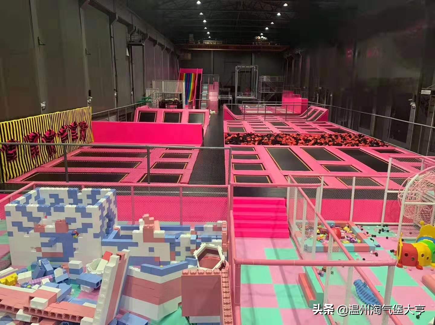 蹦床公园海绵池清洁视频,蹦床公园海绵池清洁用网兜装起来