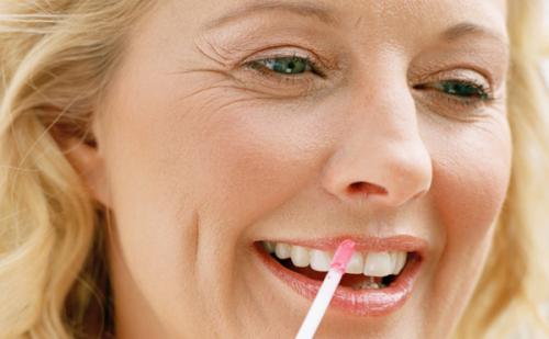 50多岁妇女嘴唇白是什么原因,中年女人的嘴唇是什么样