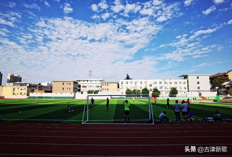 秋日暖阳运动场上活力四射,金秋十月秋高气爽运动健儿展风采