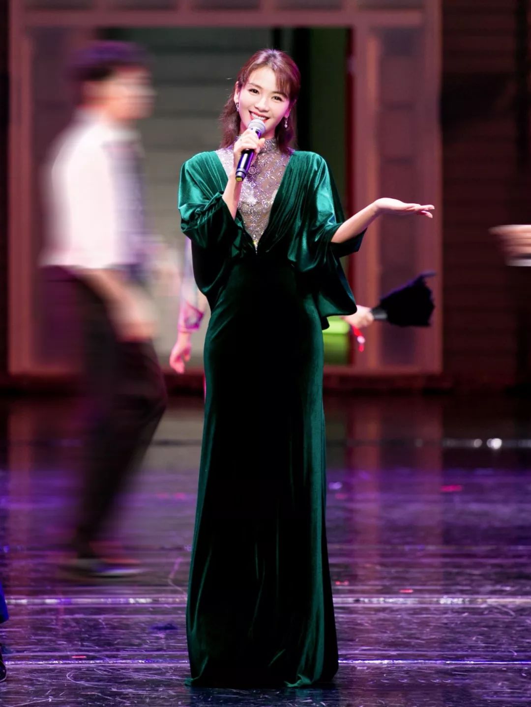 秋天穿丝绒太美太高级了 (轻薄高级的丝绒质地太讨人喜欢了)