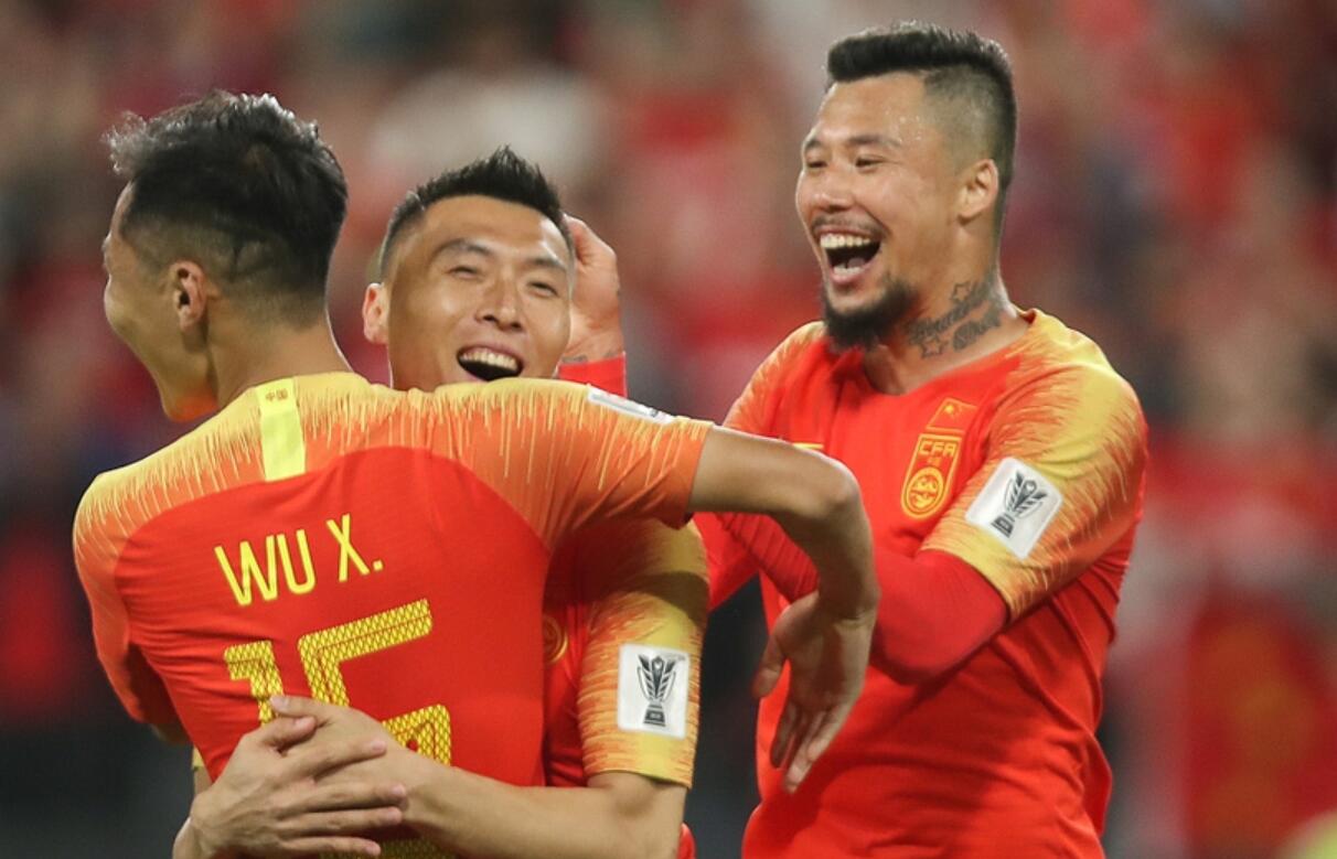 国足赢了韩国观众反应,国足2-0完败日本队媒体报道