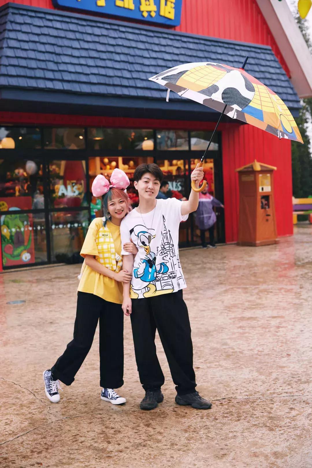 我们在上海迪士尼里玩耍了一天,发现穿的美才能玩的好!