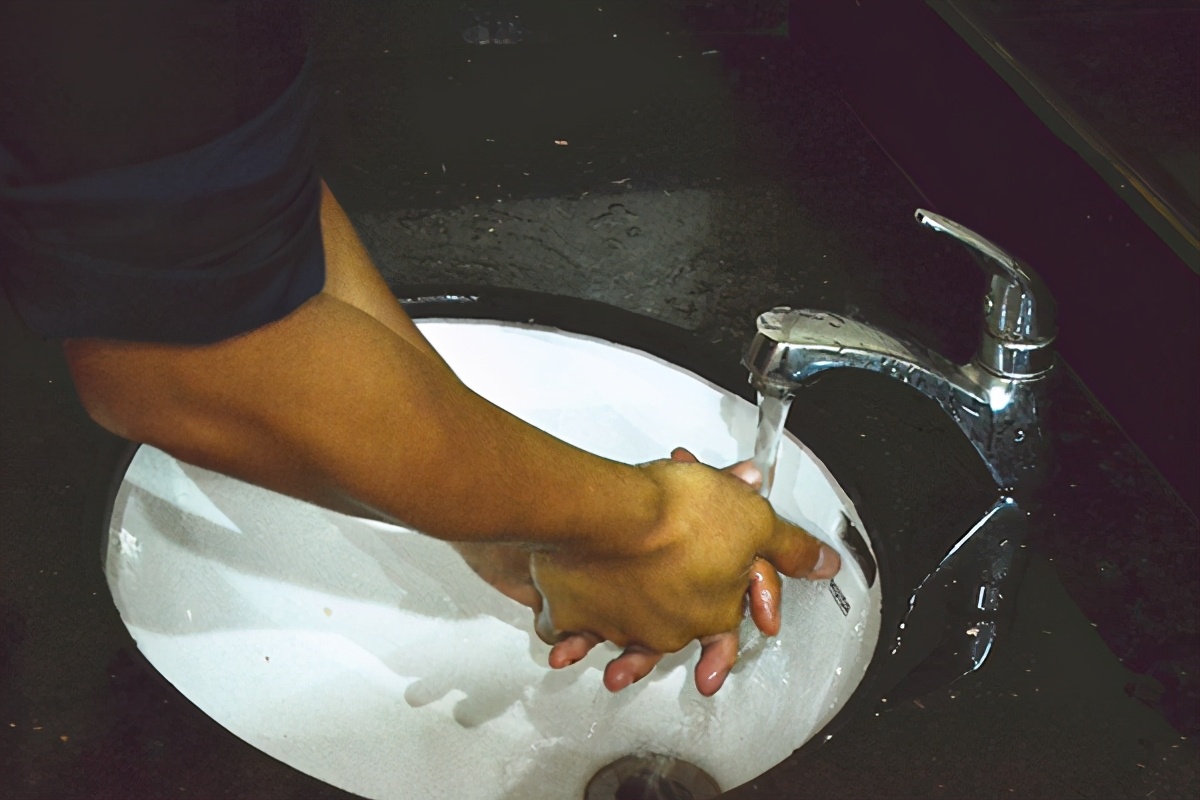 髌骨骨折打石膏后需要注意什么,小孩手骨折打石膏后要注意什么