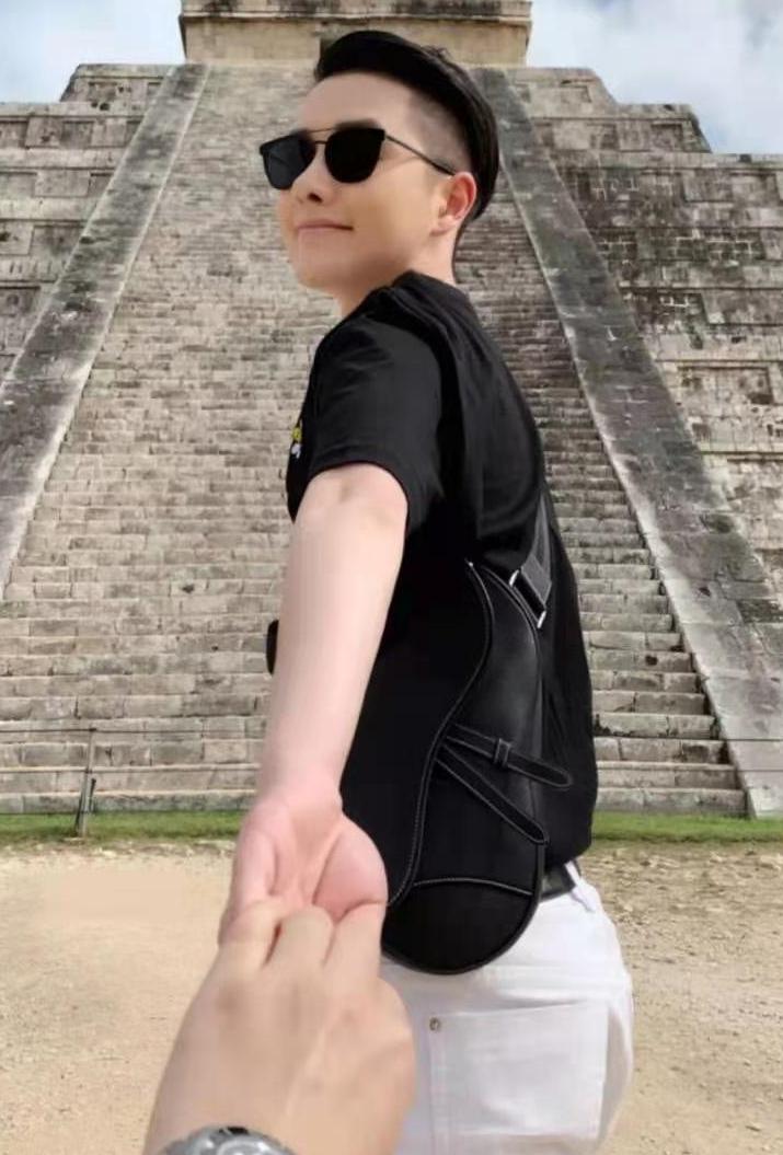 写着秦奋的香奈儿衣服,知名网红富二代秦奋