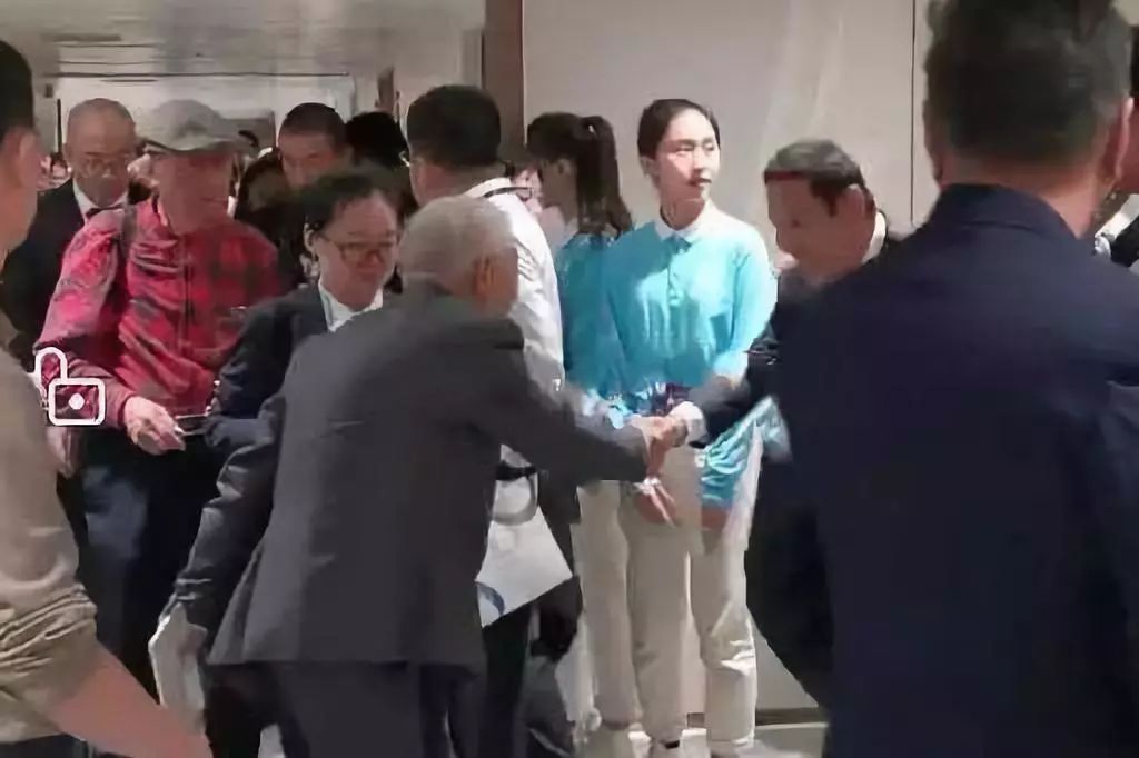 64岁陈道明偶遇84岁牛犇：不经意的动作，暴露了他真正的教养