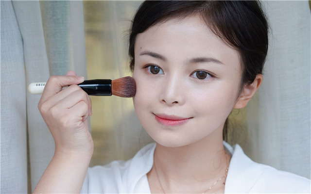 夏天皮肤油怎么化妆,兰蔻持妆粉底液夏天上妆技巧