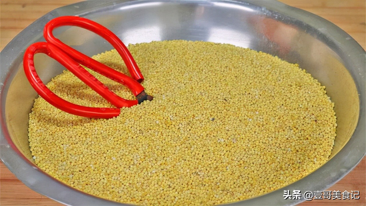 今天才知道，把剪刀插进小米里，原来作用这么大，经济简单又实用