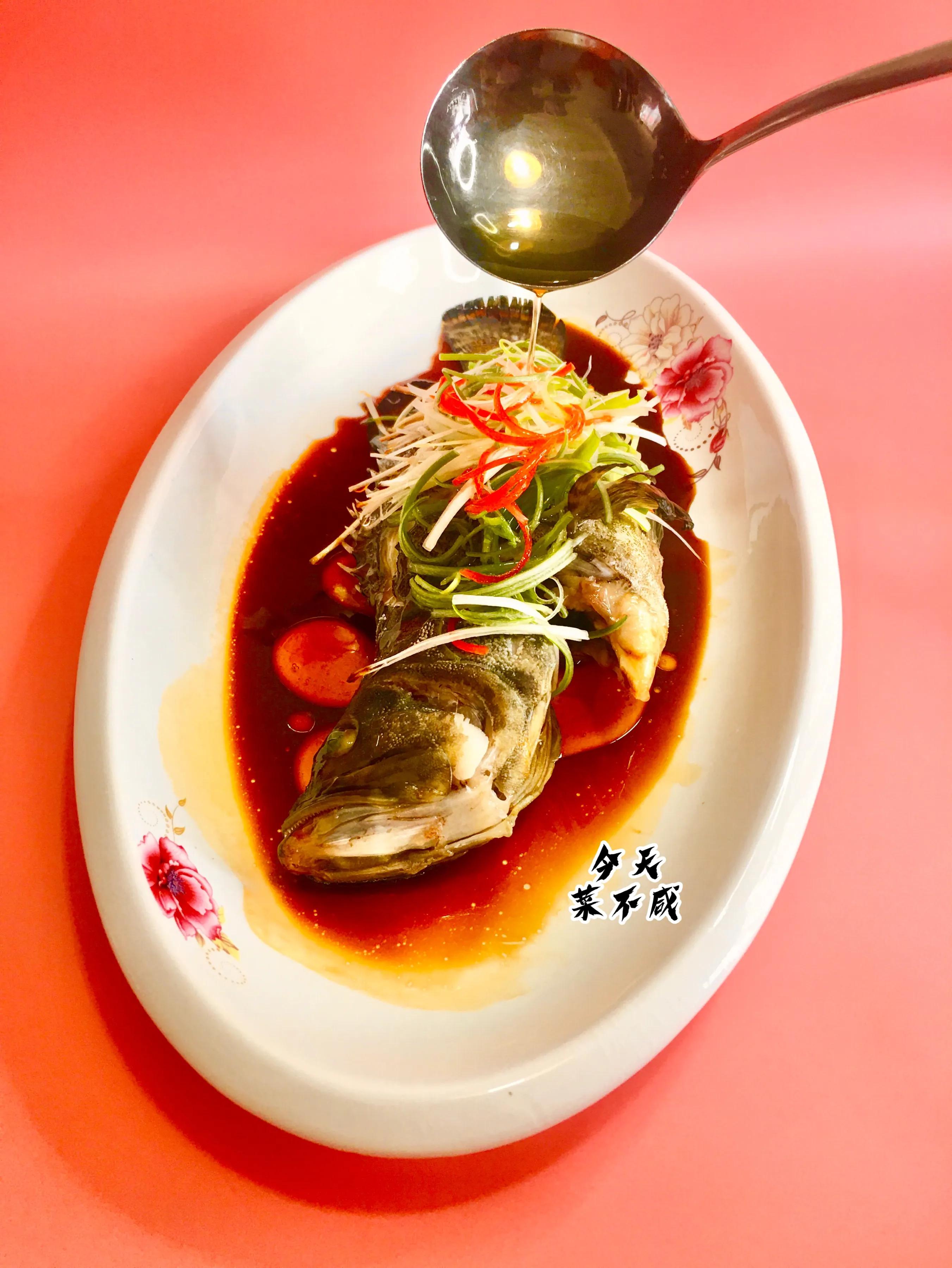 石斑鱼先倒蒸鱼豉油还是先泼油,清蒸鱼石斑鱼放什么调料