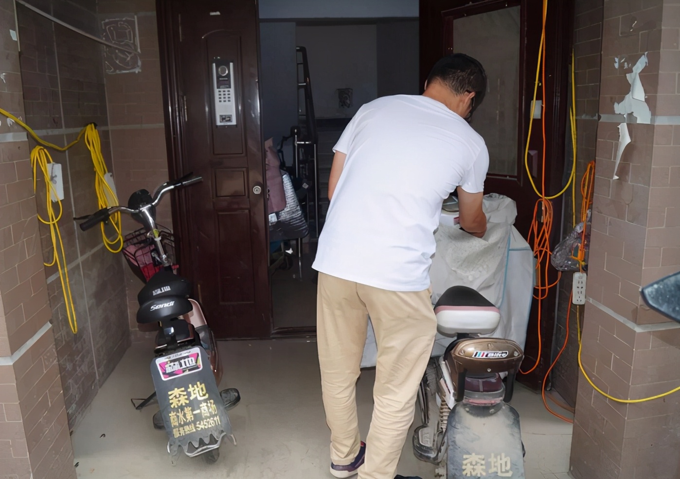 电动车电池鼓包有什么补救方法,电动车电池鼓包了还可以修复吗