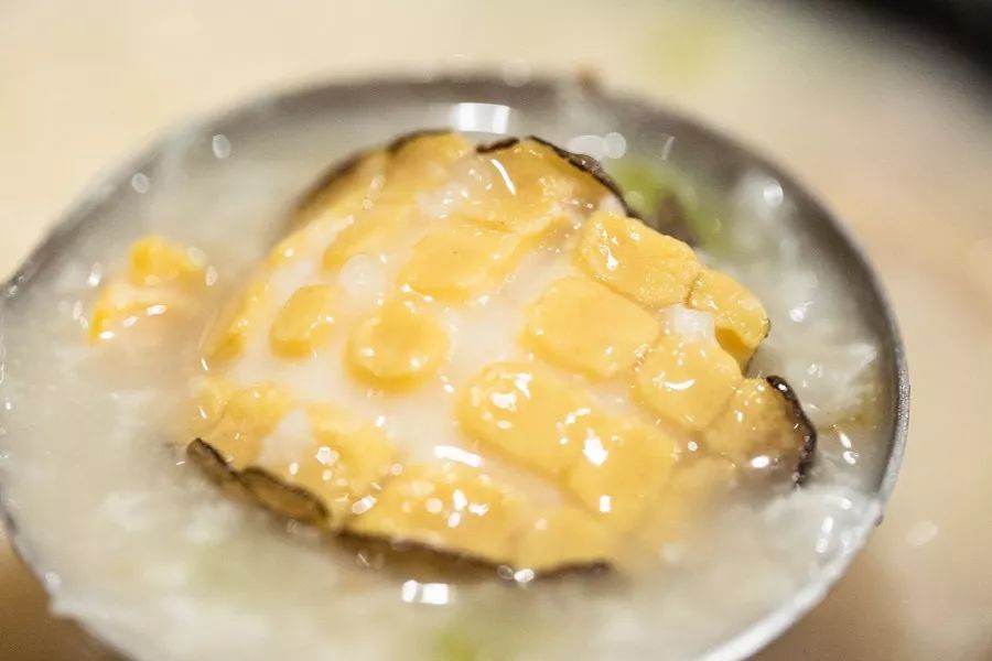 这家噗噗噗的粥底火锅店，稳就一个字