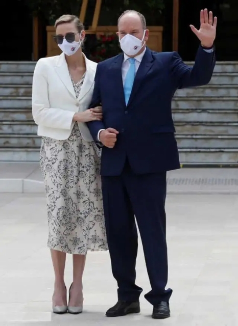 “摩纳哥逃婚王妃”太霸气！剃半边光头非主流，戴金耳环不见婚戒