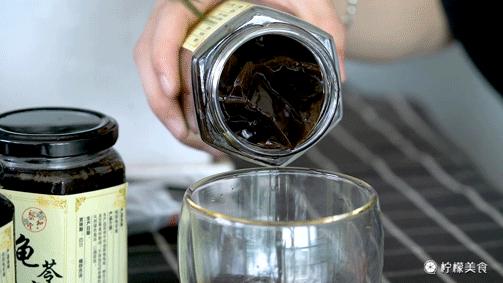 74岁的他,把一半的人生交给了这碗「黑暗甜品」