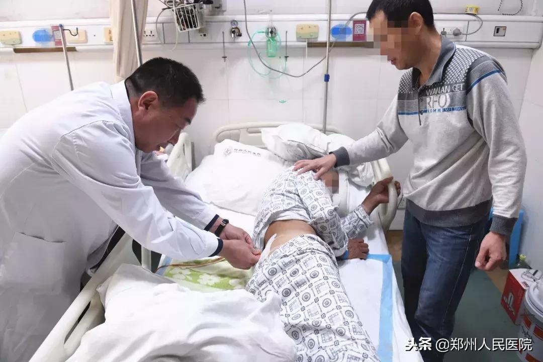 老人尾椎多长了一个凸出的骨头,老人尾巴骨有个凸起疙瘩疼