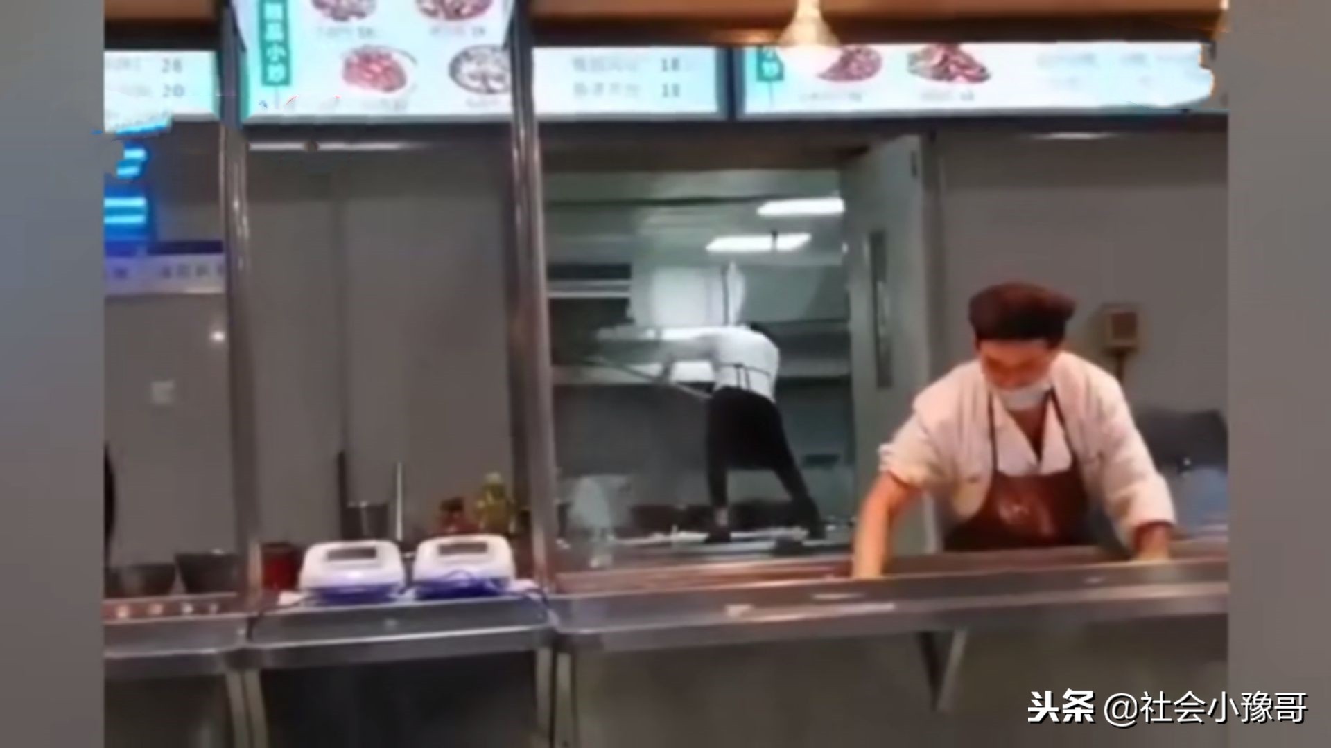 餐厅服务员洗拖把,饭店保洁员收拾餐桌视频