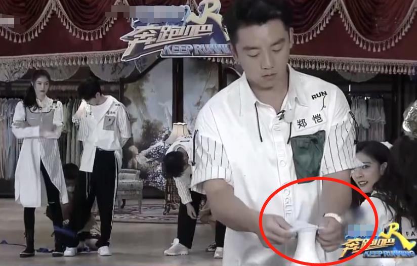 郑恺蔡徐坤抢球,郑恺蔡徐坤爬楼梯