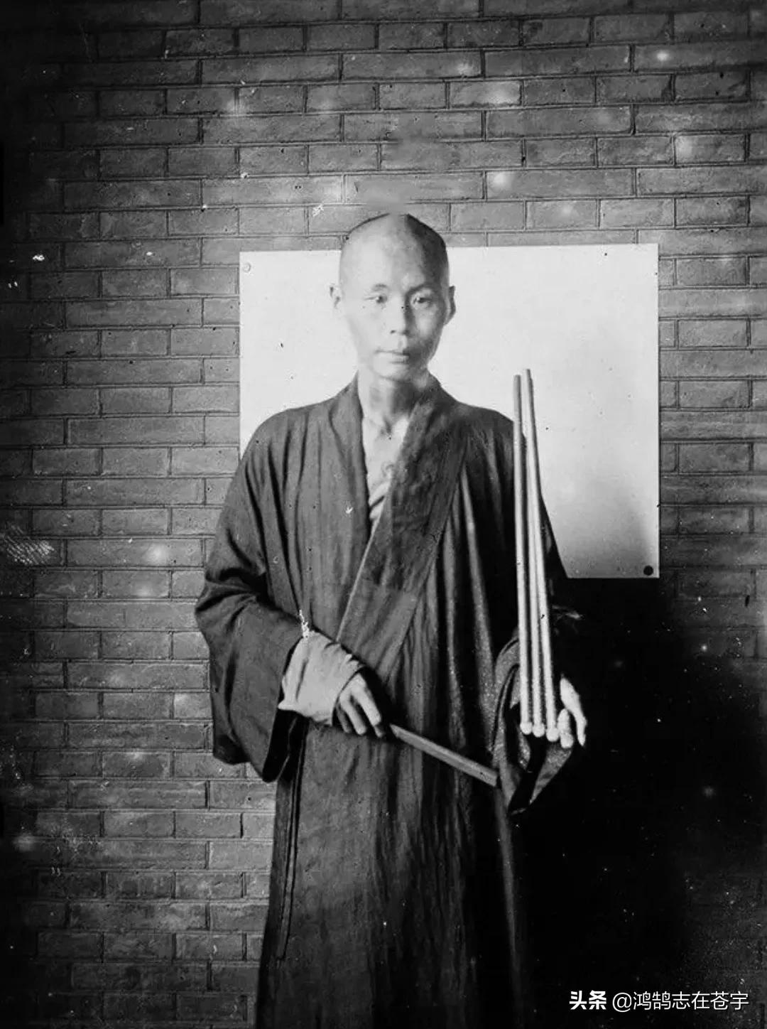 清末照片：抱娃的年轻女子，一身赘肉的八旗后裔，三代人的全家福