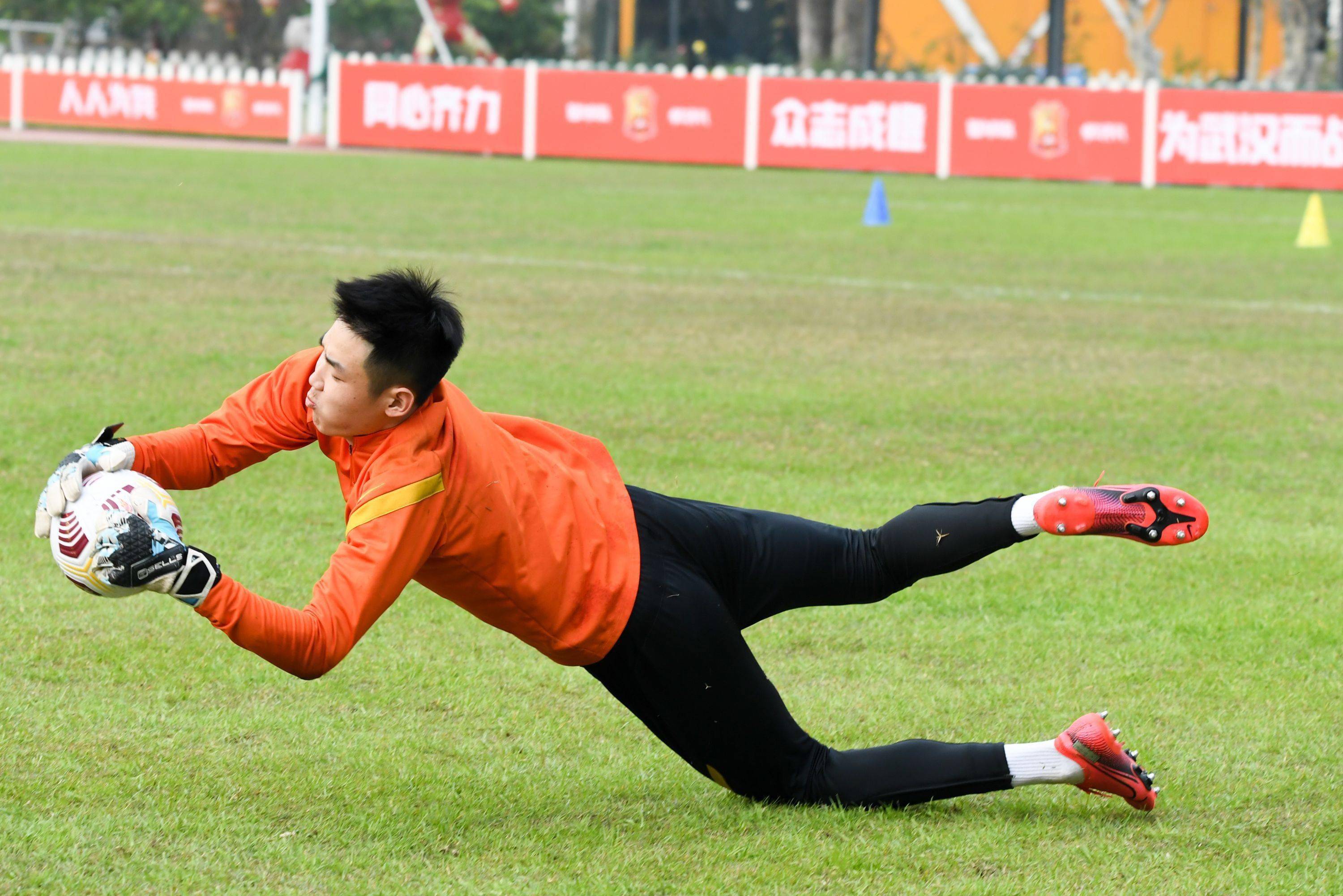 中超门将闪耀时刻,中超门将上演世界级扑救