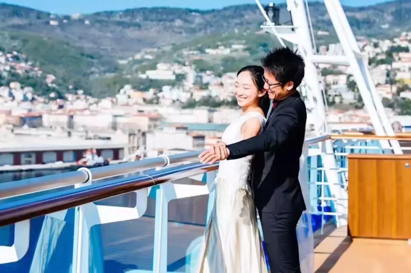 环球蜜月的小两口，免费上了一座价值8亿欧元的邮轮