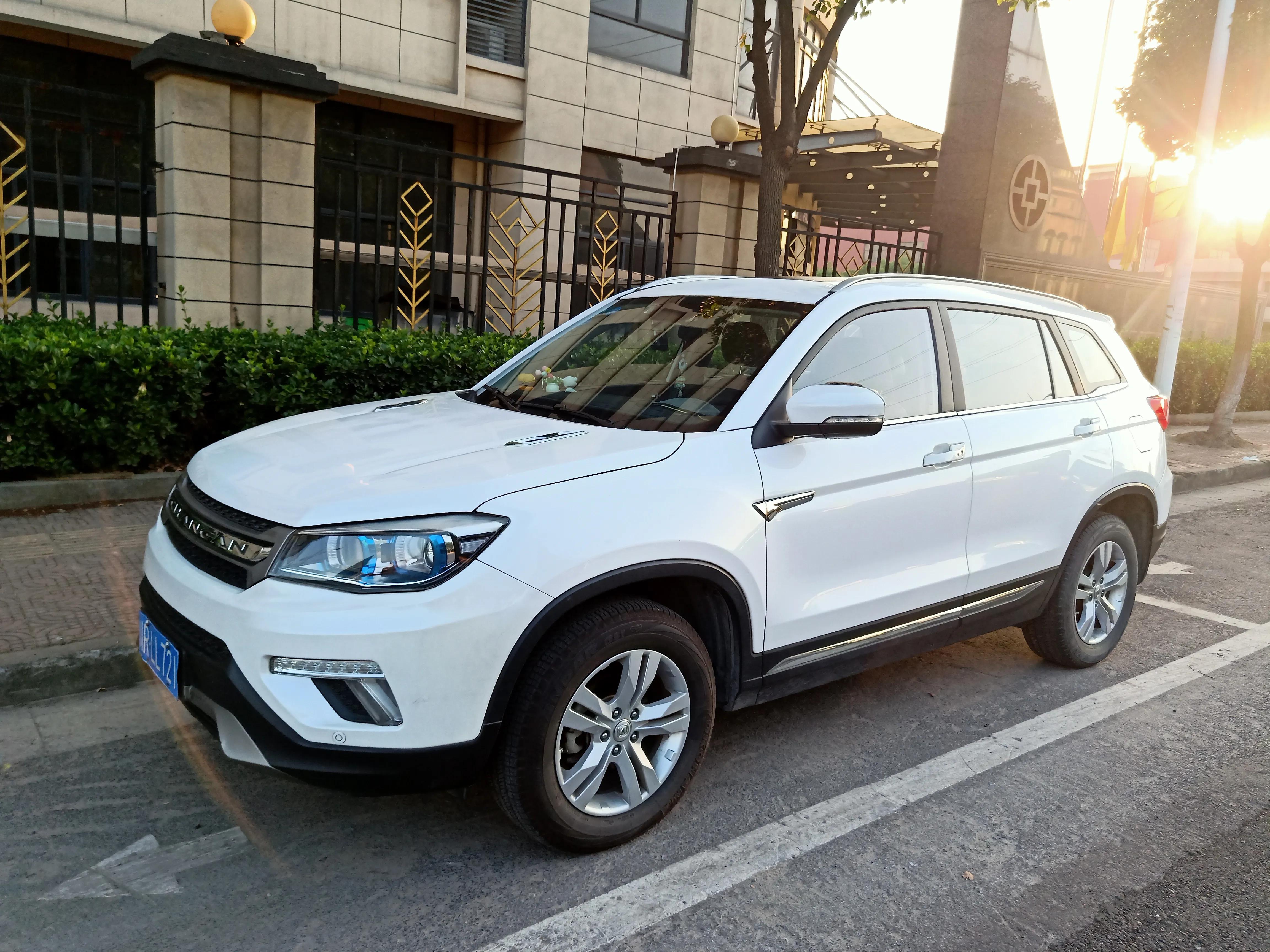 给爱车装个车垫,汽车后备箱垫实体店加装