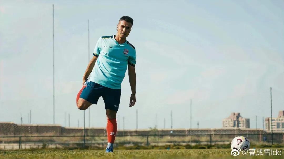 土堆里练足球绝技，*疆新**“草根网红球员”打进职业联赛！