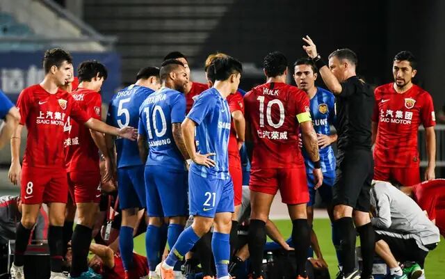 叶重秋踢杨世元红牌,上港杨世元